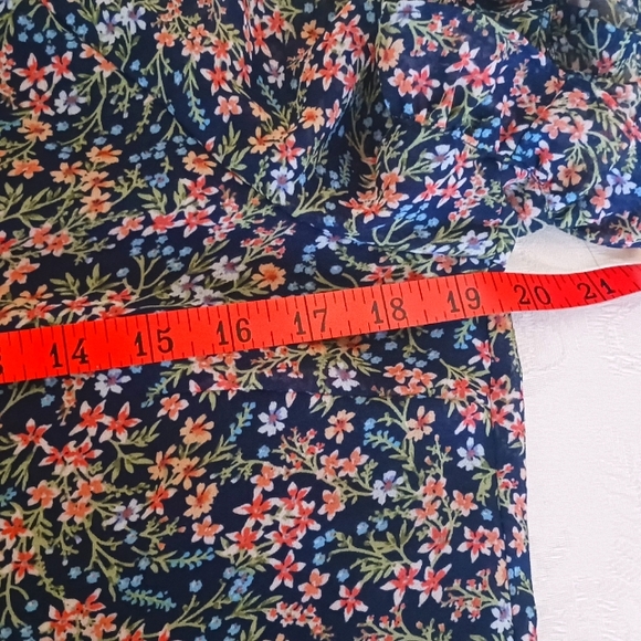 CeCe floral print blouse. Size small. EUC - Picture 7 of 10